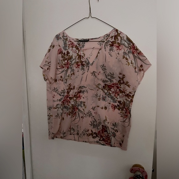Light pink floral sleeveless top. - Picture 1 of 4